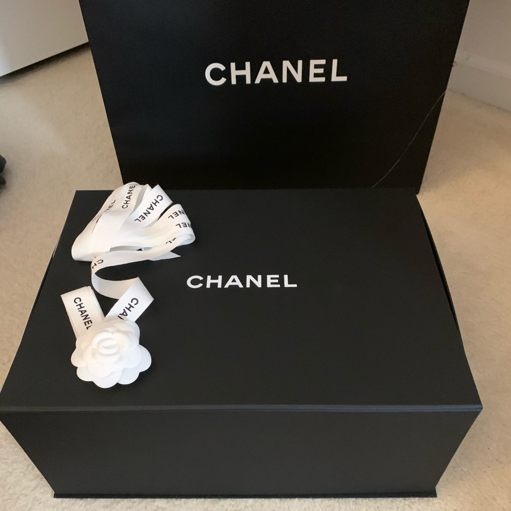 1 Large Chanel box, 2 ribbons and 2 camelia.